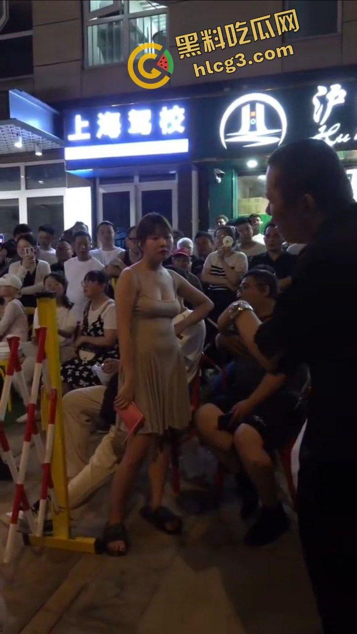 金句 “我长这么好看 我不想排队” 上海小仙女插队骂街男子 杀猪一样的狗叫 哭着要求道歉 逆天炸裂!