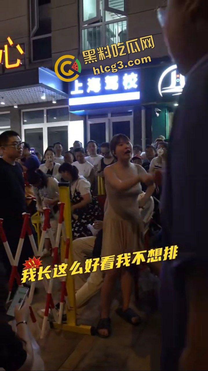 金句 “我长这么好看 我不想排队” 上海小仙女插队骂街男子 杀猪一样的狗叫 哭着要求道歉 逆天炸裂!