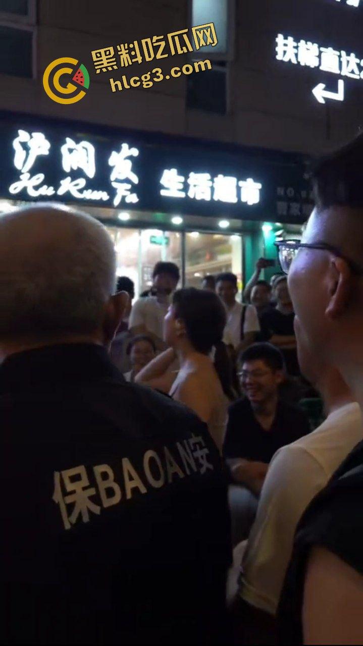 金句 “我长这么好看 我不想排队” 上海小仙女插队骂街男子 杀猪一样的狗叫 哭着要求道歉 逆天炸裂!