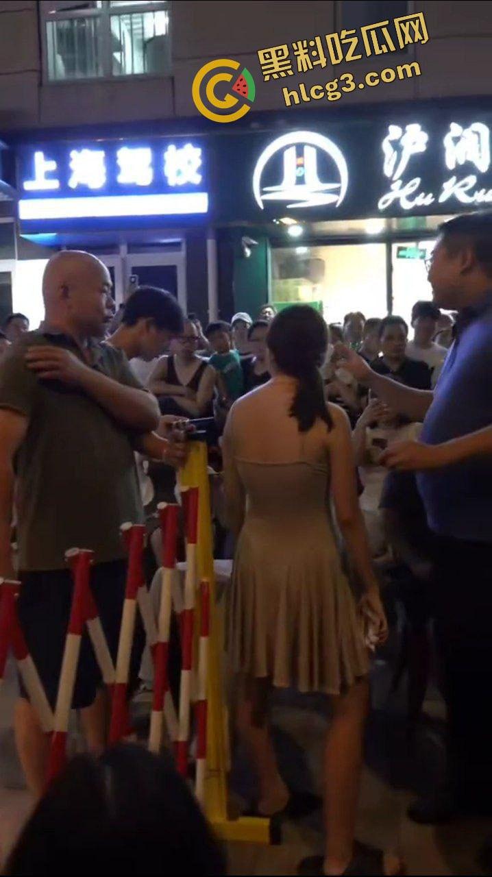 金句 “我长这么好看 我不想排队” 上海小仙女插队骂街男子 杀猪一样的狗叫 哭着要求道歉 逆天炸裂!