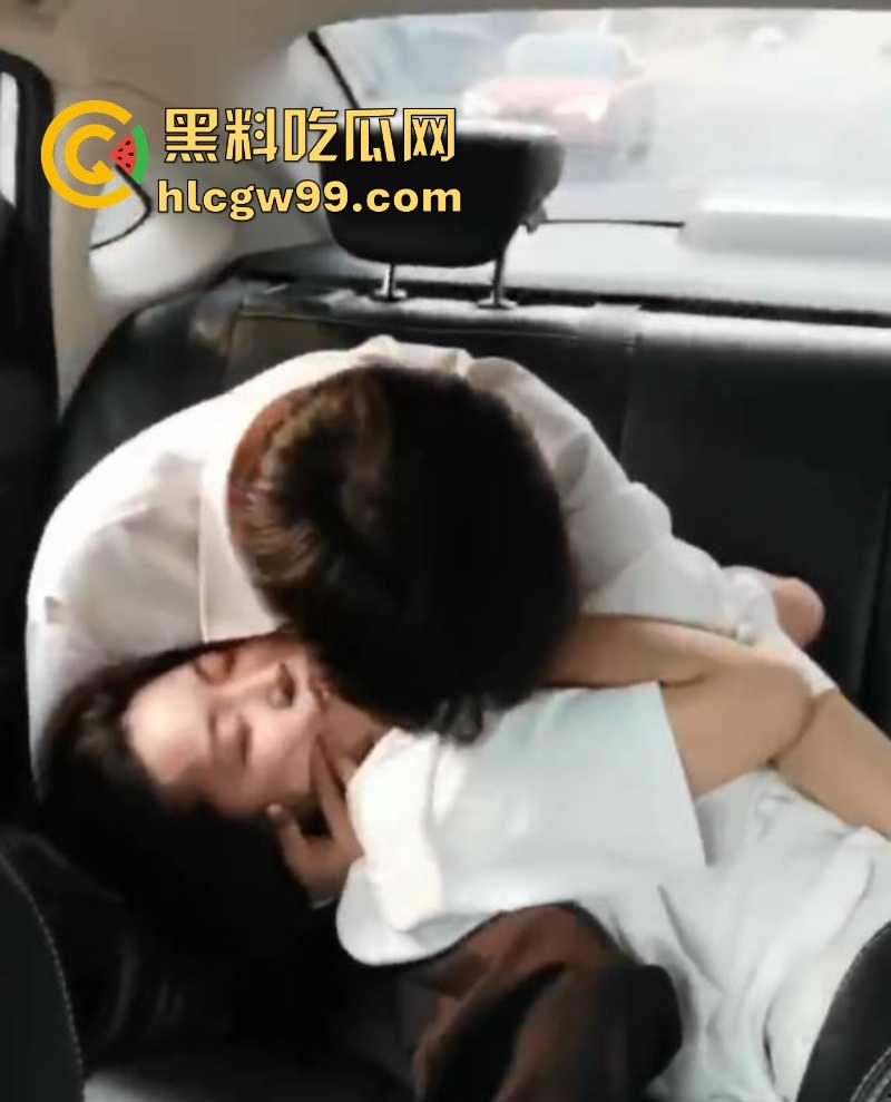 小情侣滴滴车上欲火焚身,摸奶抠逼激情热吻,司机师傅看懵了,这要不是有人估计直接开干!