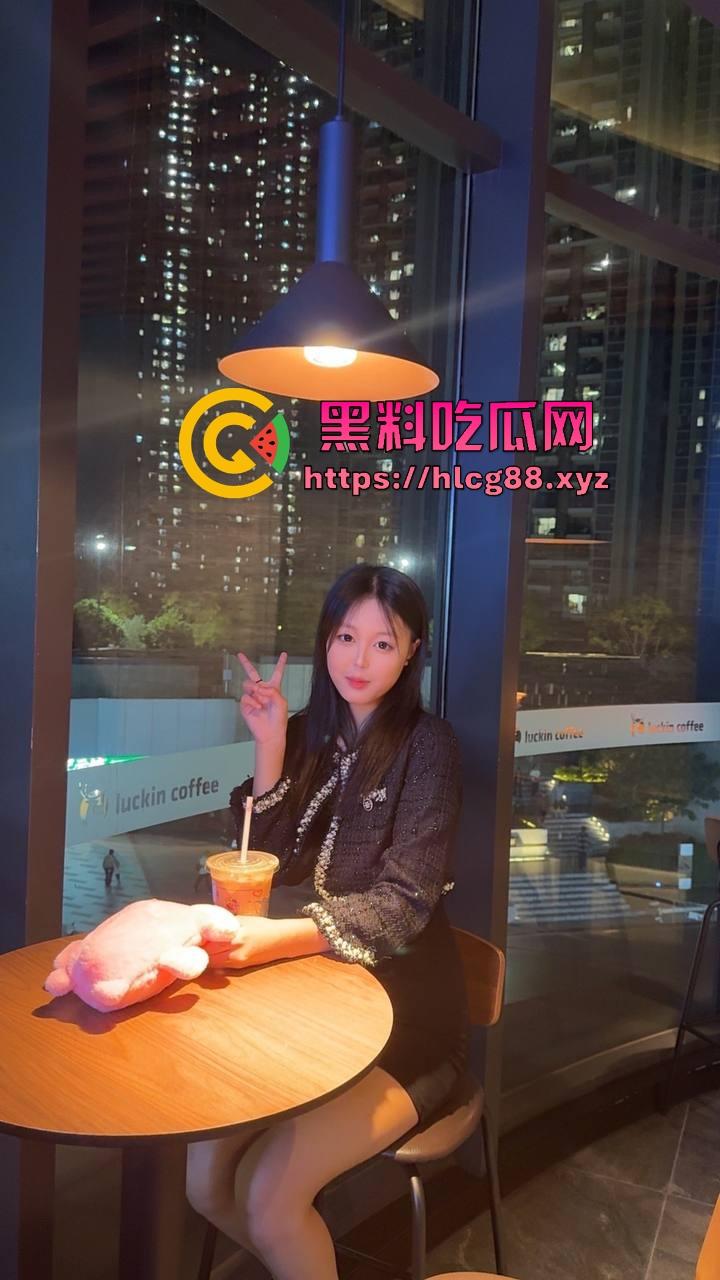 河北老铁偷拍邻居巨乳少妇全裸拖地，奶子甩得跟钟摆似的骚得邪乎，这贱货啥怪癖非要光腚擦地板？