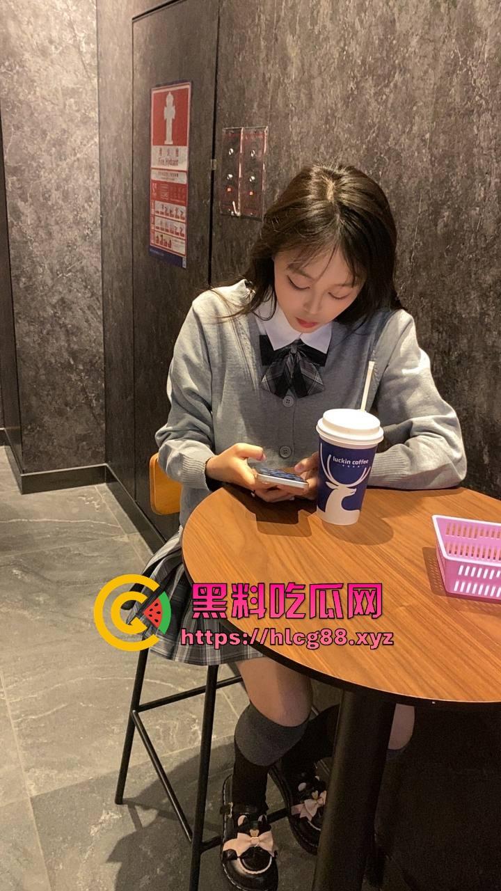 河北老铁偷拍邻居巨乳少妇全裸拖地,奶子甩得跟钟摆似的骚得邪乎,这贱货啥怪癖非要光腚擦地板?