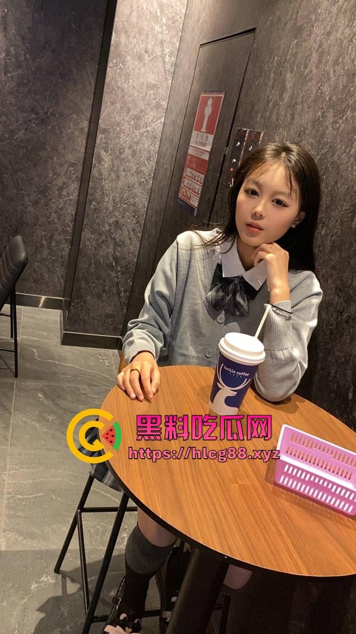 河北老铁偷拍邻居巨乳少妇全裸拖地,奶子甩得跟钟摆似的骚得邪乎,这贱货啥怪癖非要光腚擦地板?