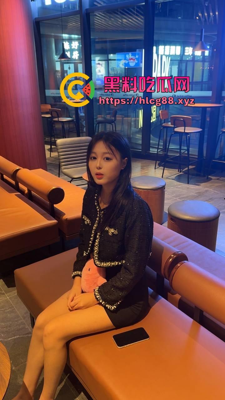 河北老铁偷拍邻居巨乳少妇全裸拖地,奶子甩得跟钟摆似的骚得邪乎,这贱货啥怪癖非要光腚擦地板?