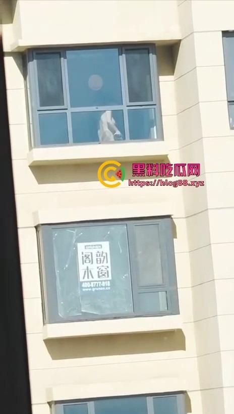 河北老铁偷拍邻居巨乳少妇全裸拖地,奶子甩得跟钟摆似的骚得邪乎,这贱货啥怪癖非要光腚擦地板?