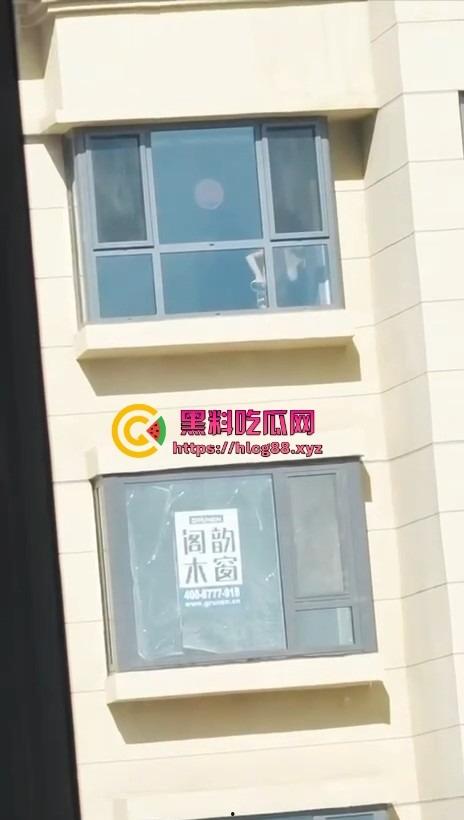 河北老铁偷拍邻居巨乳少妇全裸拖地,奶子甩得跟钟摆似的骚得邪乎,这贱货啥怪癖非要光腚擦地板?