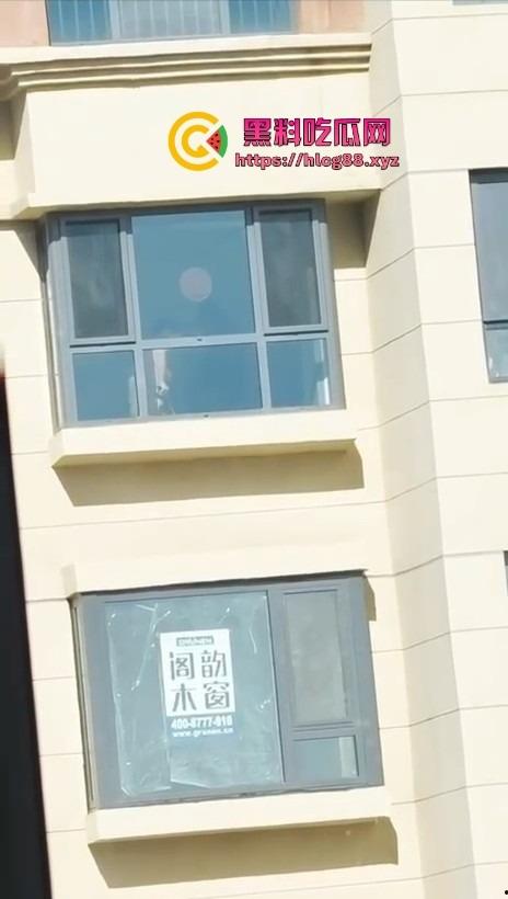 河北老铁偷拍邻居巨乳少妇全裸拖地,奶子甩得跟钟摆似的骚得邪乎,这贱货啥怪癖非要光腚擦地板?