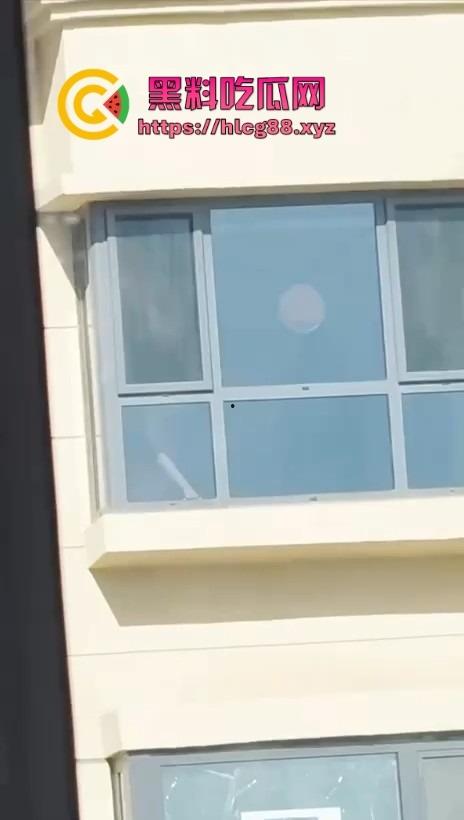 河北老铁偷拍邻居巨乳少妇全裸拖地,奶子甩得跟钟摆似的骚得邪乎,这贱货啥怪癖非要光腚擦地板?