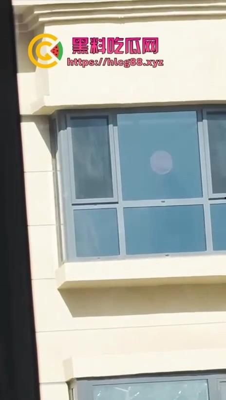 河北老铁偷拍邻居巨乳少妇全裸拖地,奶子甩得跟钟摆似的骚得邪乎,这贱货啥怪癖非要光腚擦地板?