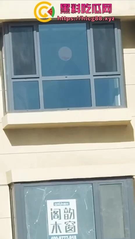 河北老铁偷拍邻居巨乳少妇全裸拖地,奶子甩得跟钟摆似的骚得邪乎,这贱货啥怪癖非要光腚擦地板?