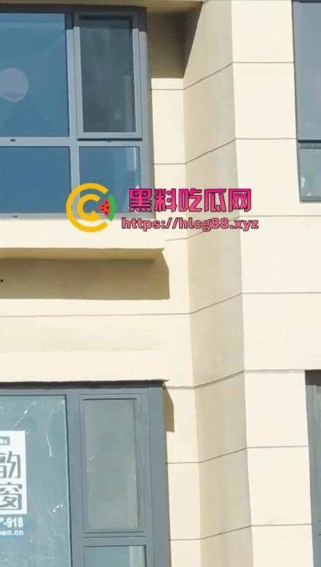 河北老铁偷拍邻居巨乳少妇全裸拖地,奶子甩得跟钟摆似的骚得邪乎,这贱货啥怪癖非要光腚擦地板?