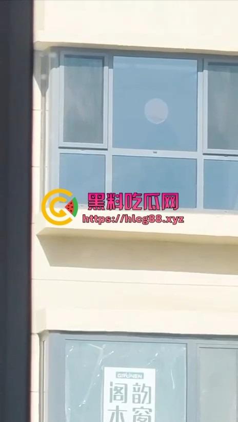 河北老铁偷拍邻居巨乳少妇全裸拖地,奶子甩得跟钟摆似的骚得邪乎,这贱货啥怪癖非要光腚擦地板?