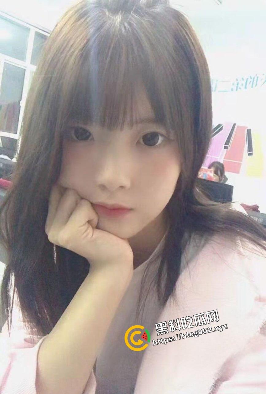 郑州商业中专清纯双马尾萝莉『李可馨』被男友调教露出！童颜巨乳的极致诱惑！