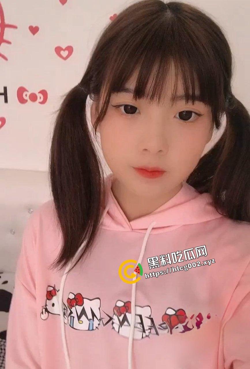 郑州商业中专清纯双马尾萝莉『李可馨』被男友调教露出!童颜巨乳的极致诱惑!