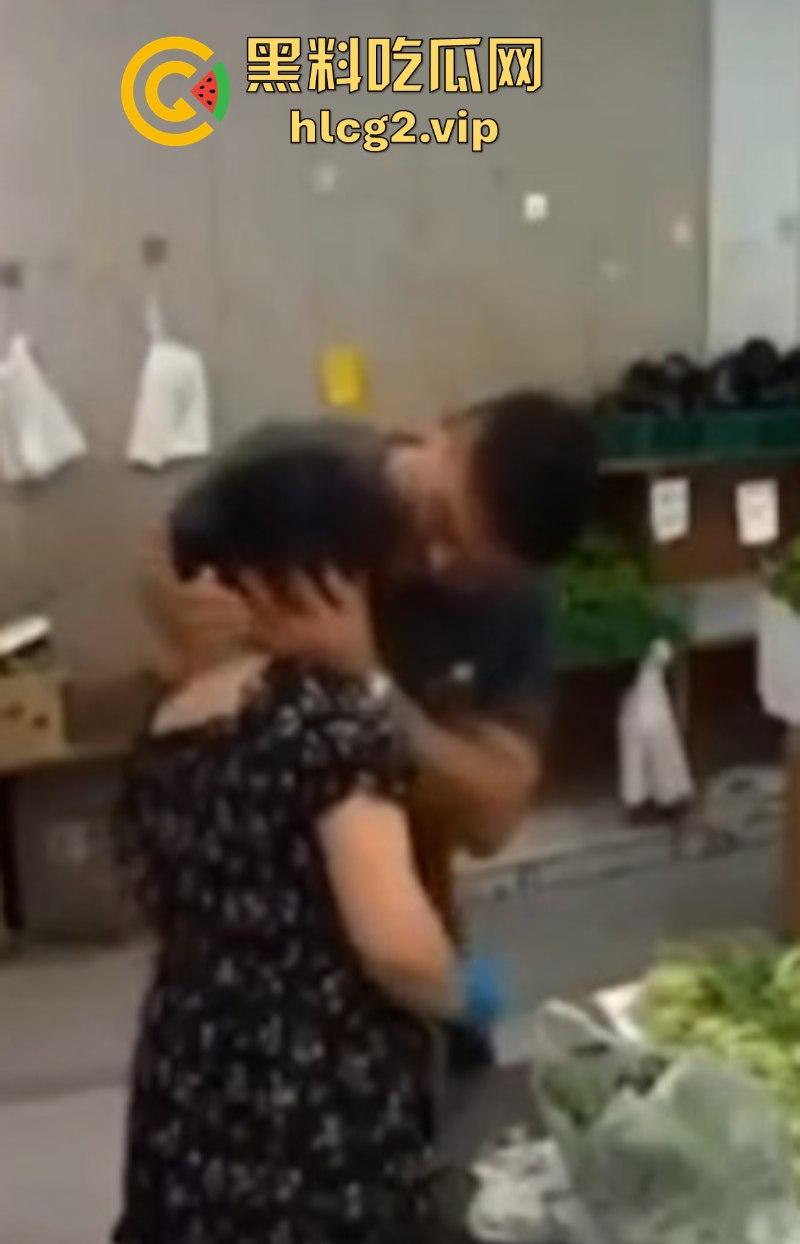 抖音网友视频曝光亲妈和亲老公搞在了一起 搂搂抱抱完全不避人!