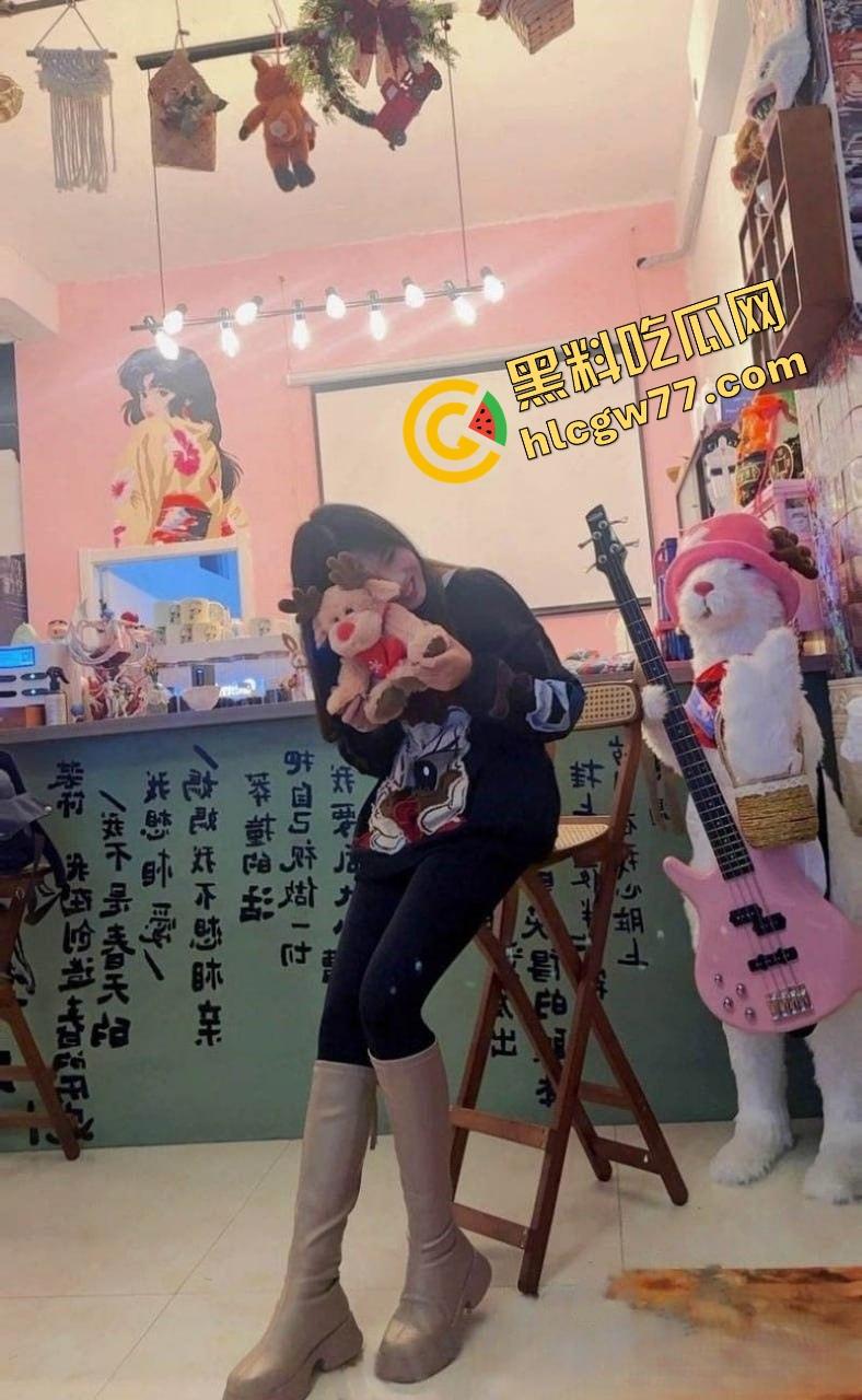 天津天狮学院『罗霜霜』白天啃教材,晚上啃鸡巴张开嫩逼直播喷水 高潮时自己还抽搐着打滚儿!