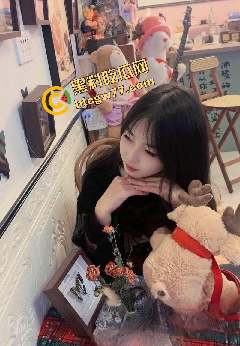 天津天狮学院『罗霜霜』白天啃教材,晚上啃鸡巴张开嫩逼直播喷水 高潮时自己还抽搐着打滚儿!