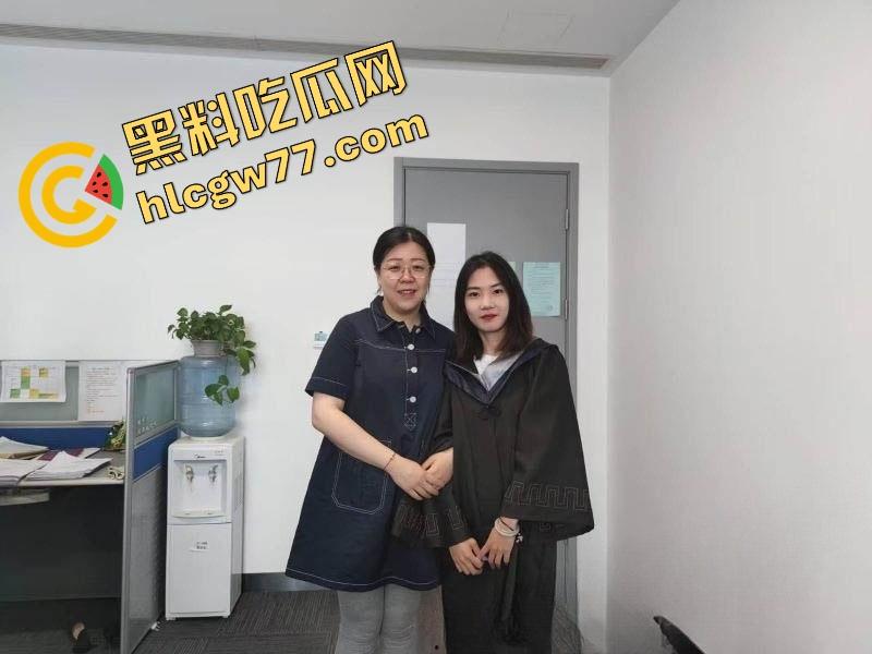 天津天狮学院『罗霜霜』白天啃教材,晚上啃鸡巴张开嫩逼直播喷水 高潮时自己还抽搐着打滚儿!