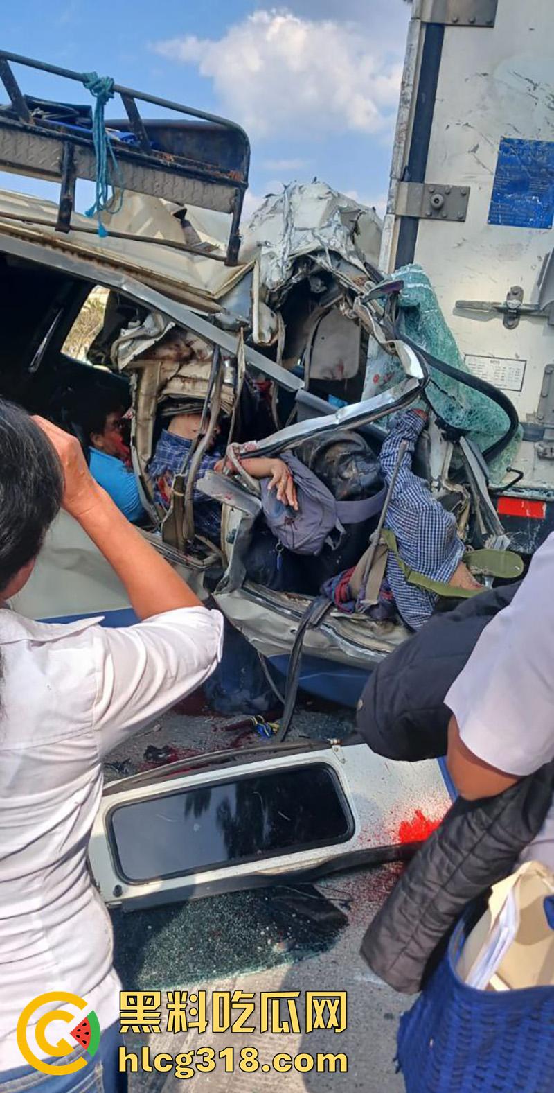 车祸没死脸却没了！印尼发生惨烈车祸，超速行驶失控撞上货车，乘客全部死亡司机面目全非！