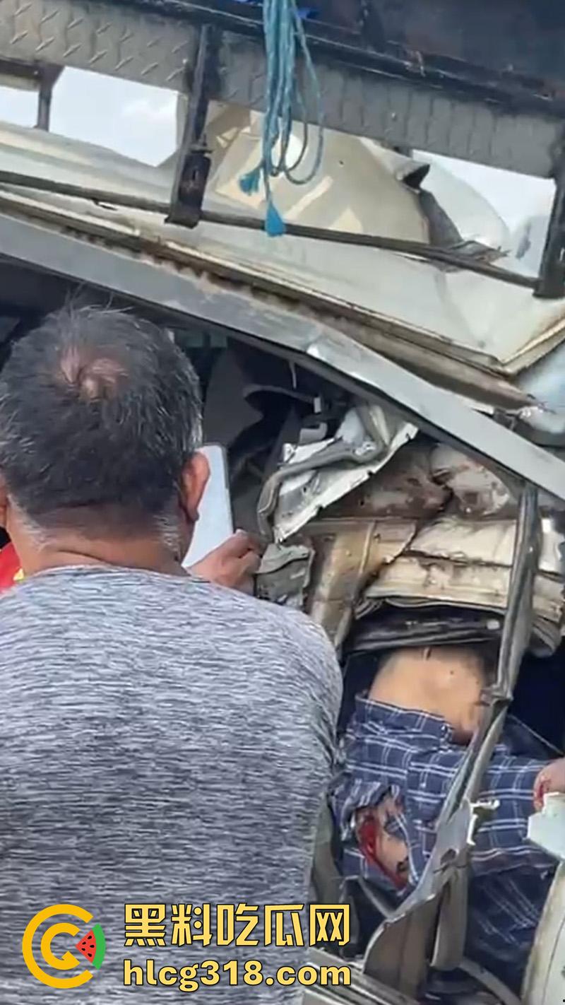 车祸没死脸却没了!印尼发生惨烈车祸,超速行驶失控撞上货车,乘客全部死亡司机面目全非!