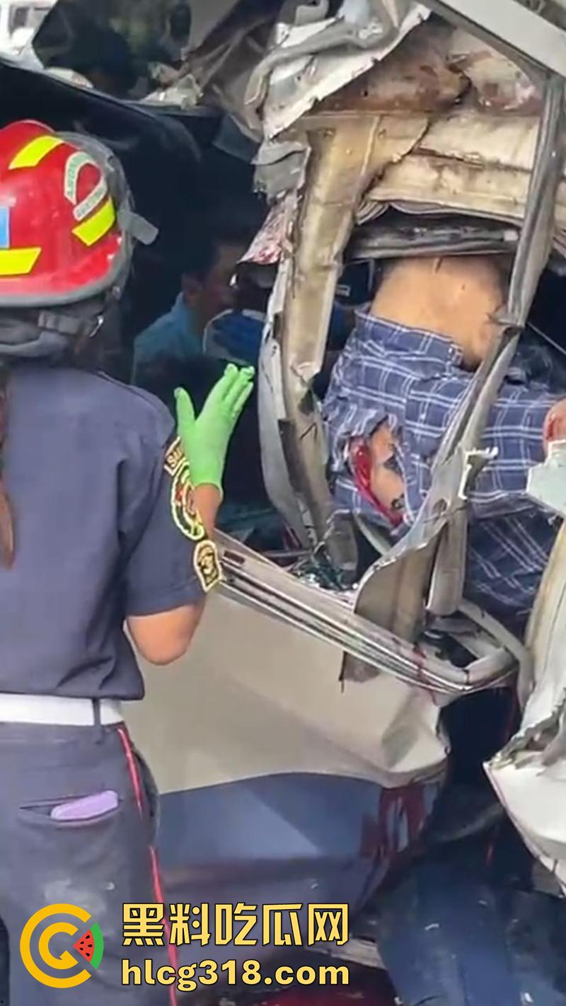 车祸没死脸却没了!印尼发生惨烈车祸,超速行驶失控撞上货车,乘客全部死亡司机面目全非!