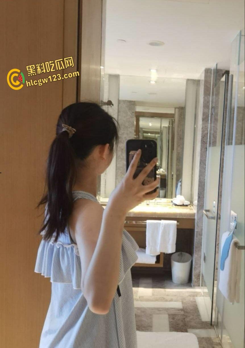 反差眼镜妹【边紫薇】饥渴邀约,粉嫩骚逼清晰可见 , 软萌娇喘让人忍不住来一发 !