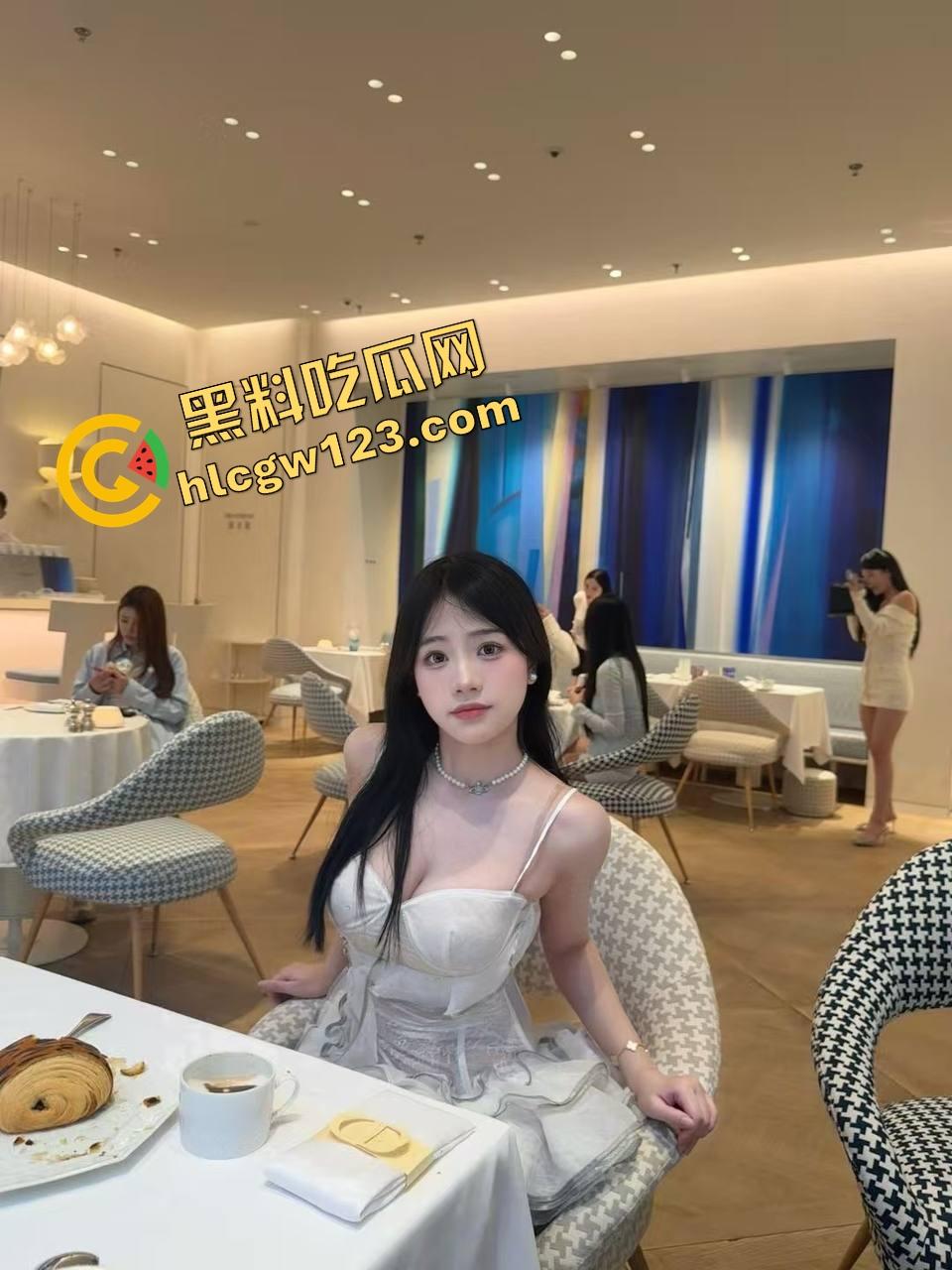 高清特写淫荡母狗五指齐插逼眼 屁眼逼眼轮番轰炸 大屌横冲直撞喷翻半盆淫水 全程高潮抽搐尖叫像鬼上身!