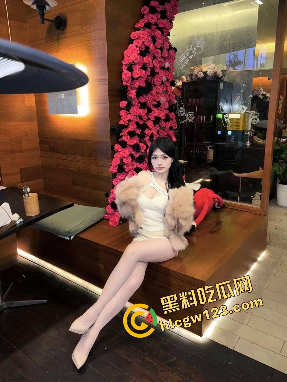 高清特写淫荡母狗五指齐插逼眼 屁眼逼眼轮番轰炸 大屌横冲直撞喷翻半盆淫水 全程高潮抽搐尖叫像鬼上身!