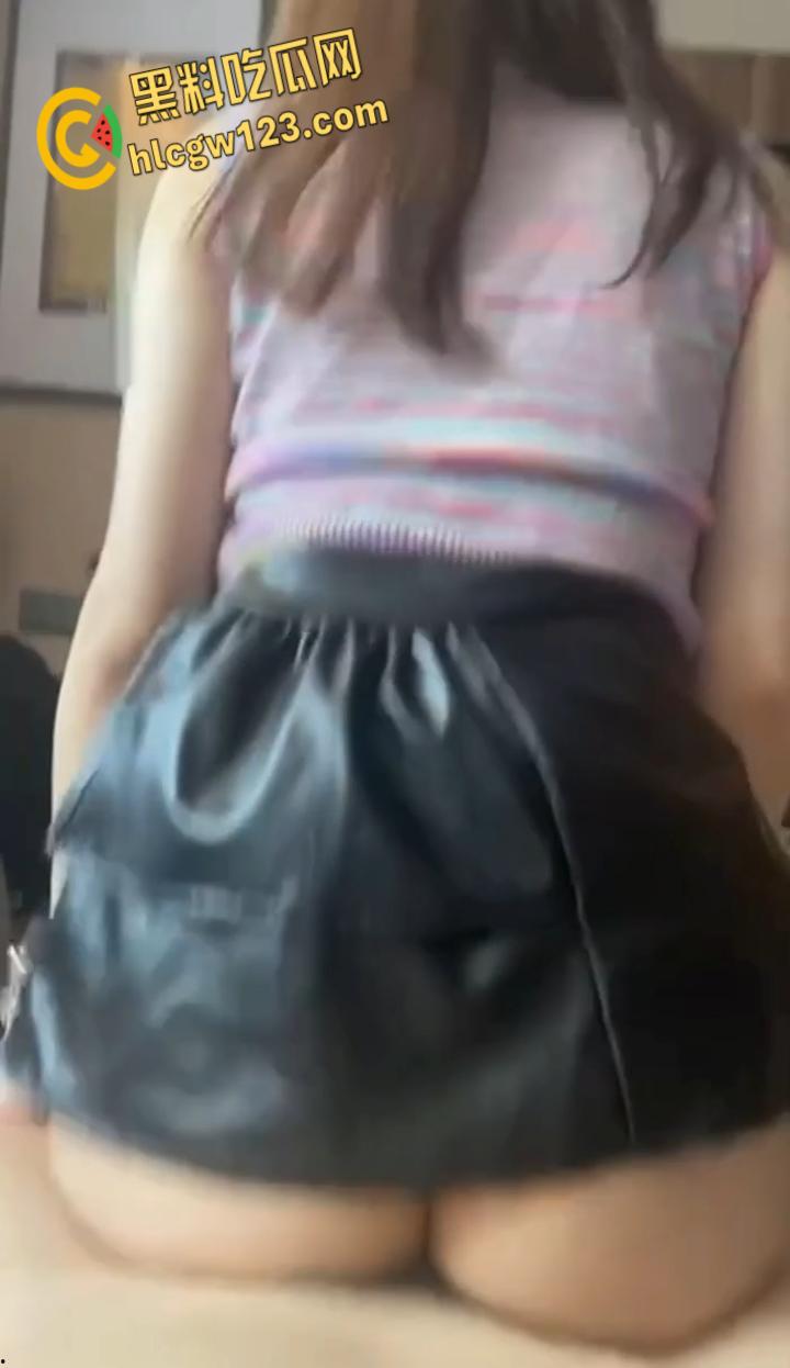 反差眼镜妹【边紫薇】饥渴邀约,粉嫩骚逼清晰可见 , 软萌娇喘让人忍不住来一发 !