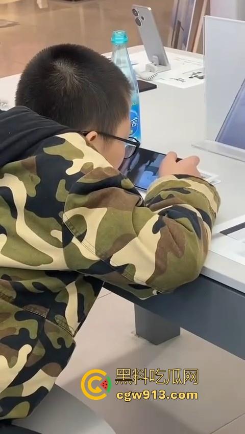 小米之家小孩哥在线看黄片!暑假快结束了赶紧来手机店看,去厕所撸小鸡鸡,不是没人告诉你看片来黑料看呀!