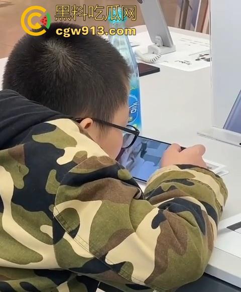 小米之家小孩哥在线看黄片!暑假快结束了赶紧来手机店看,去厕所撸小鸡鸡,不是没人告诉你看片来黑料看呀!