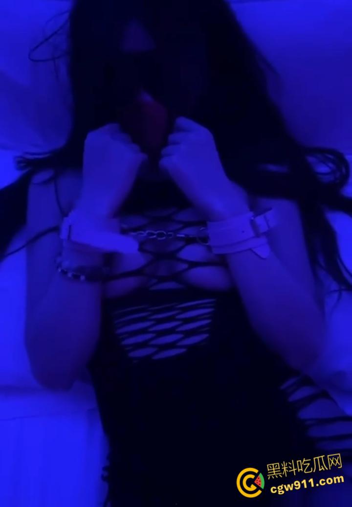 青岛小美女【刘鑫】,包房小姐外围女神,为爱从良竟遇渣男,三千块就能陪玩情趣SM,卖逼吸毒床技超高 !