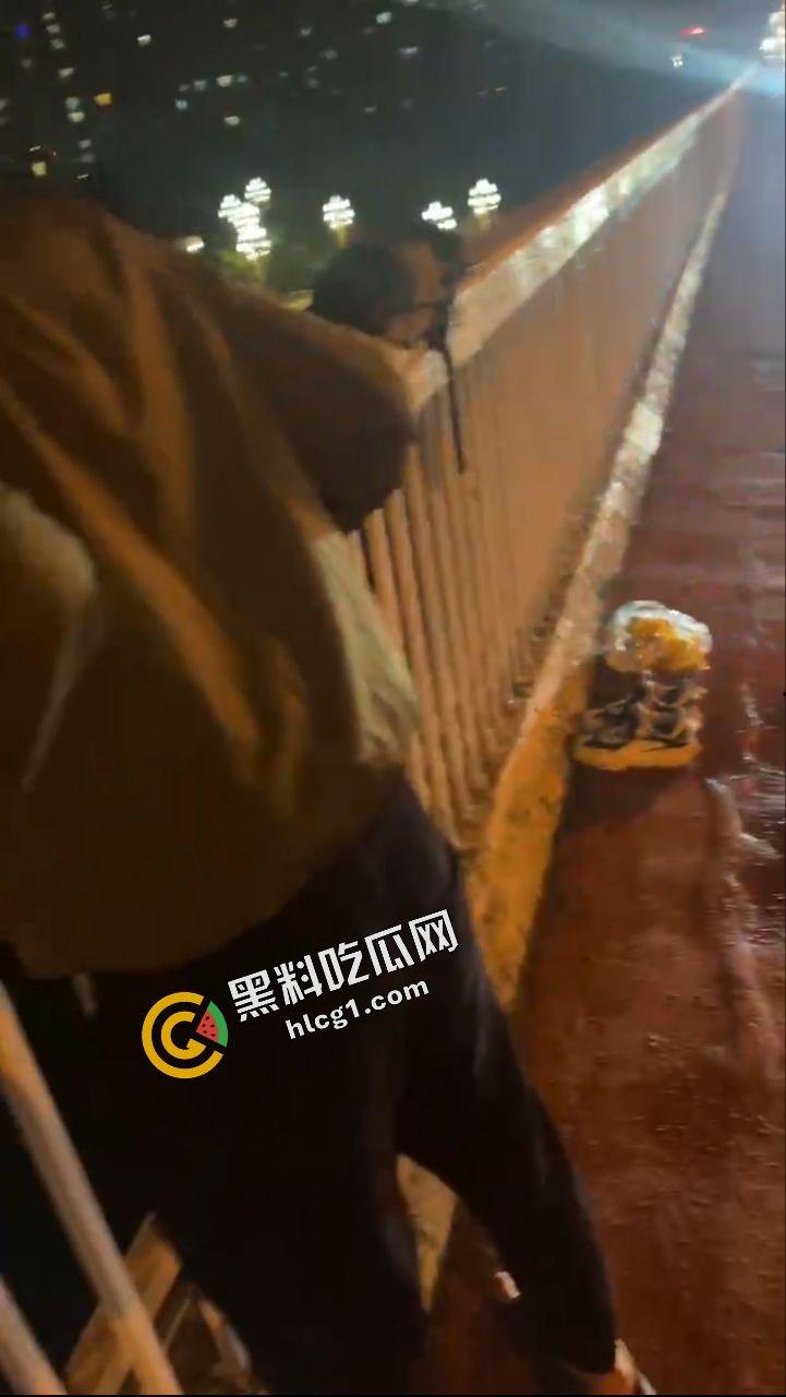 嘉陵江石门大桥一外卖小哥 送餐外卖被偷 一时间想不开 跳海自杀