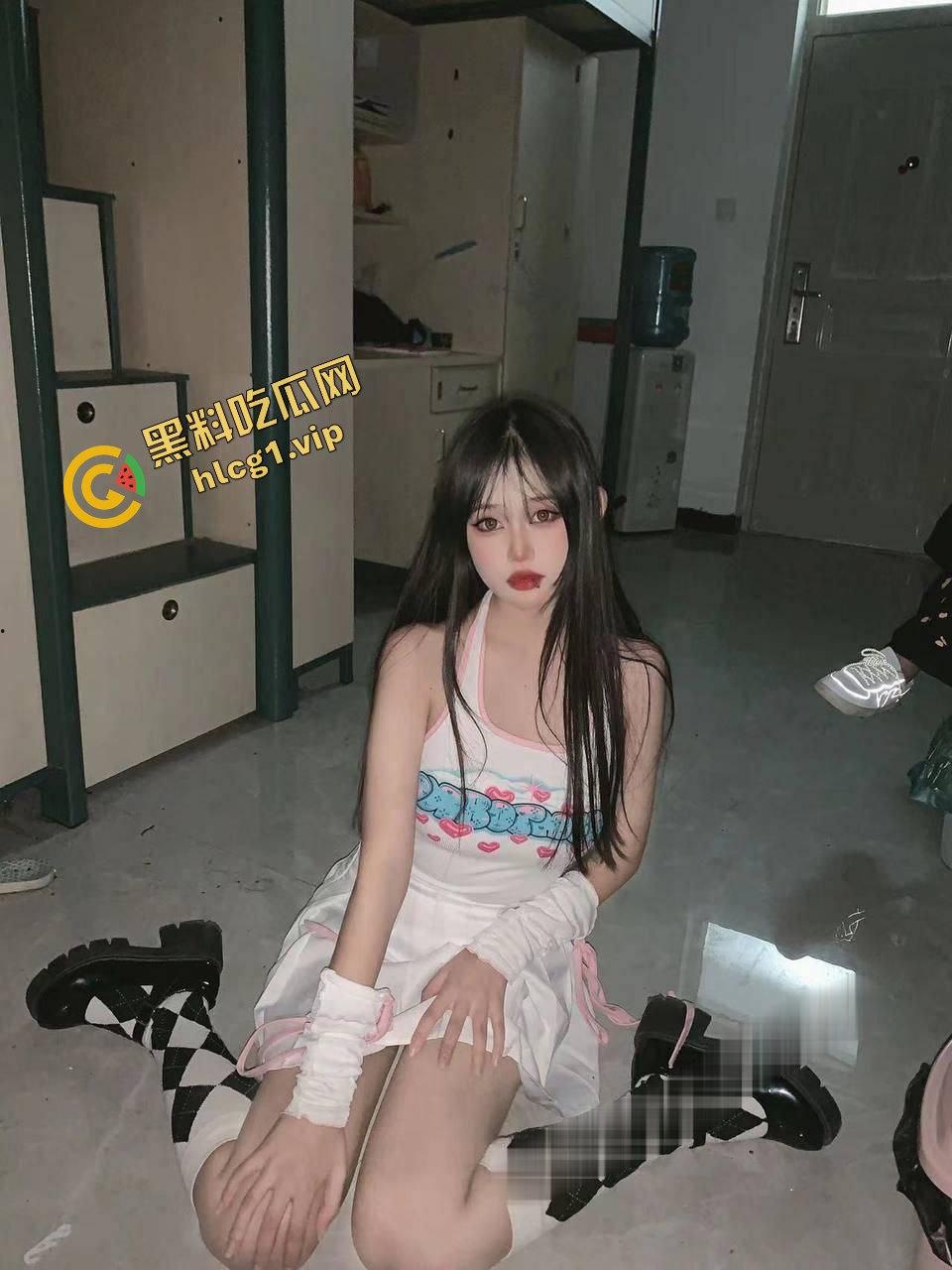 女大学生反差婊『祝微棋』负债欠钱 宿舍脱衣自慰献给金主 惨遭曝光!