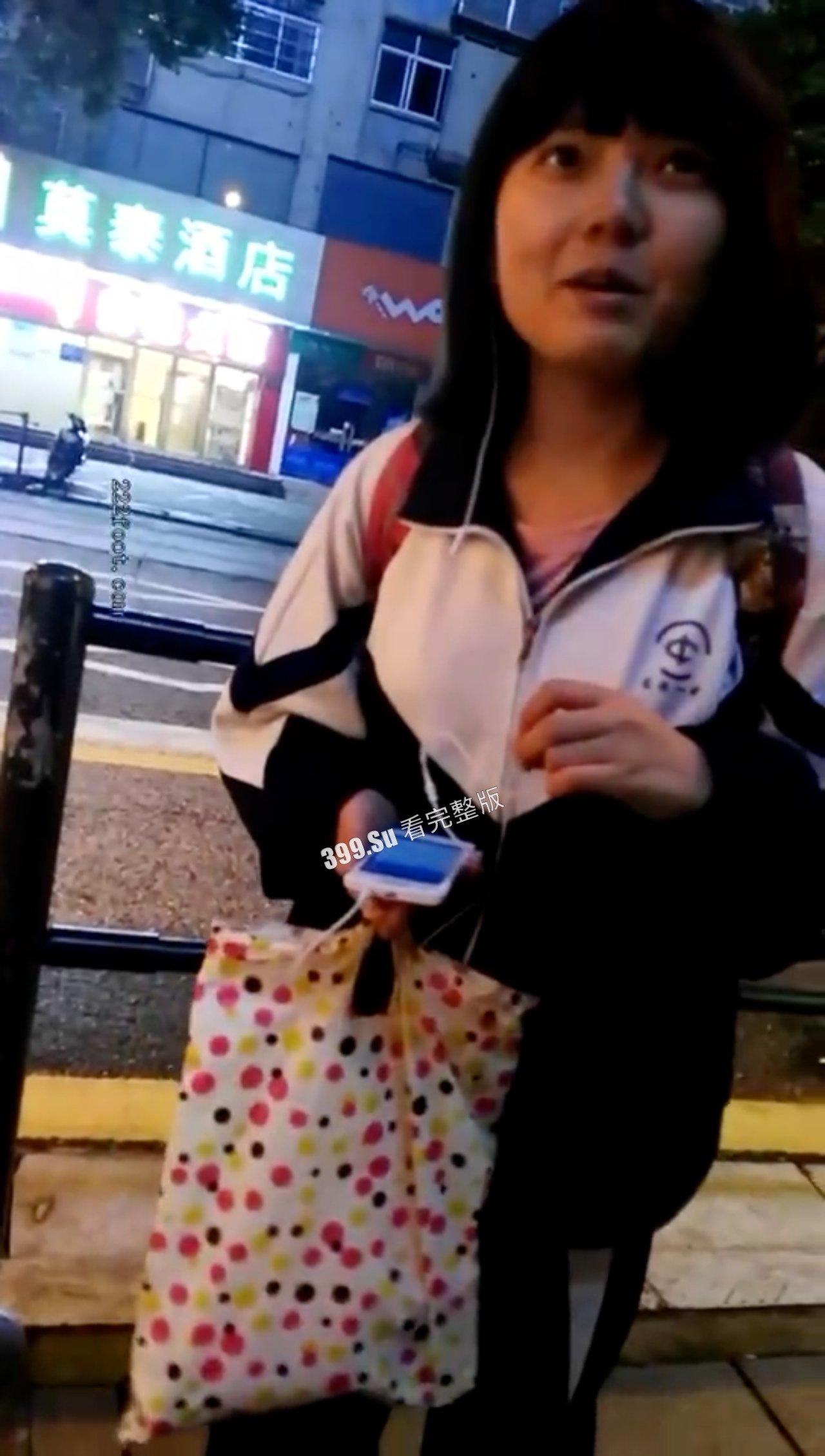 变态 往往拥有一颗大心脏  路上遇到中学生 诱骗对方脱鞋舔她脚（二）