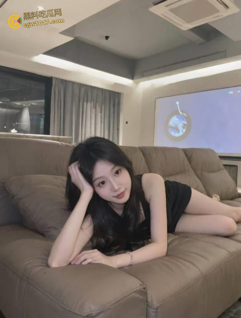 大长腿销售亲姐看我如此燥热,主动脱裤跪地口交,穿着OL制服和圣诞制服,跳蛋玩弄白虎骚穴,被我连续内射两次 !