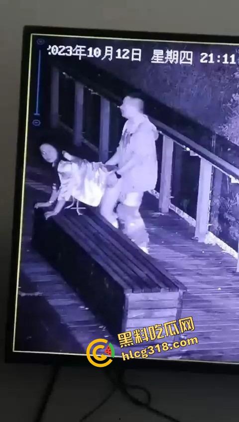 杭州公园长椅野战全程被监控拍下,两人全程激烈拉伸还换姿势,保安看回放笑抽了,上夜班果然有福利!