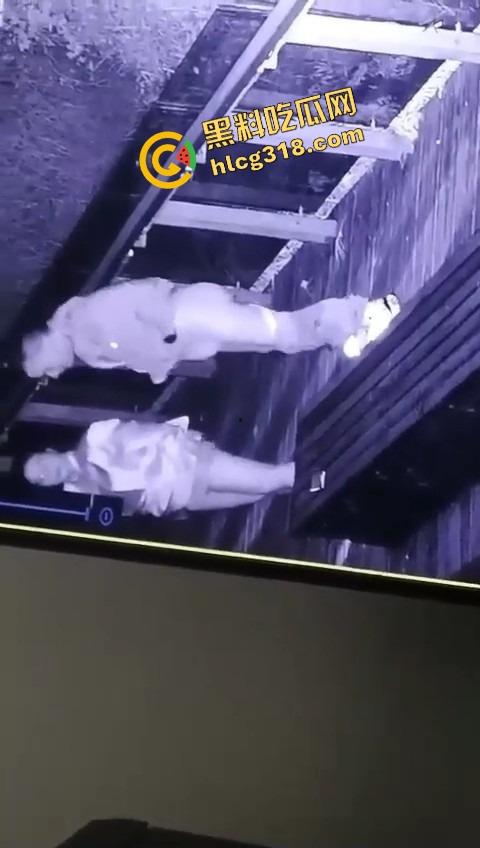 杭州公园长椅野战全程被监控拍下,两人全程激烈拉伸还换姿势,保安看回放笑抽了,上夜班果然有福利!