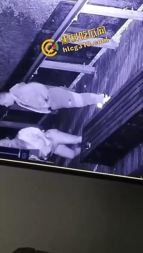 杭州公园长椅野战全程被监控拍下,两人全程激烈拉伸还换姿势,保安看回放笑抽了,上夜班果然有福利!