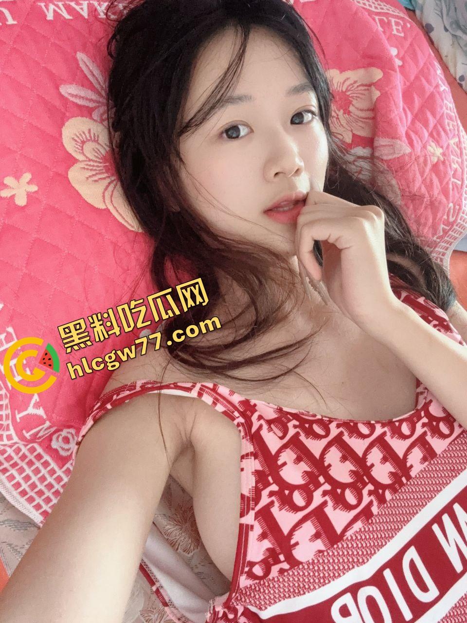 甜妹外表实则骚货体质，新乡小甜妞『钱乐乐』奶大腿白笑得甜，就是阴毛炸得跟小草坪一样！