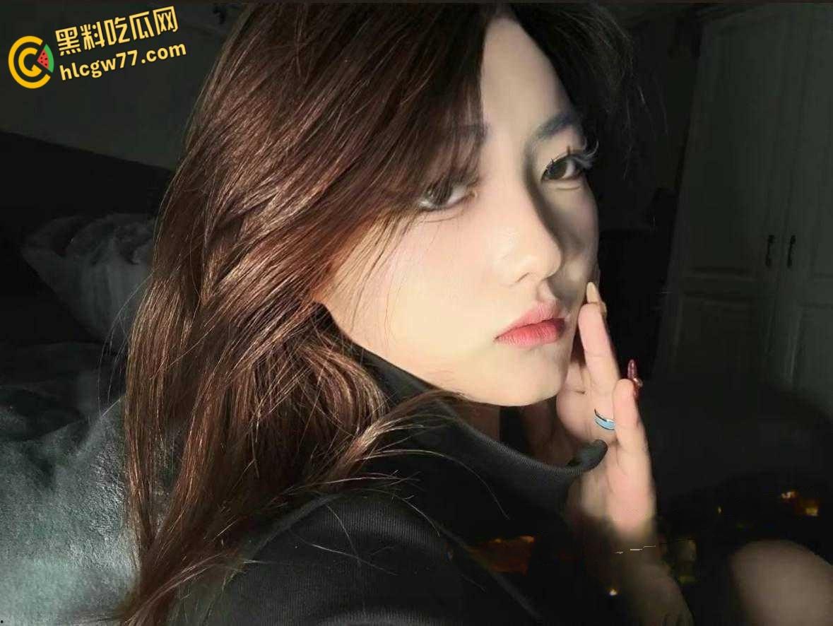 西安高冷模特 何雨薇 邀约摄影师线下私拍 没曾想摄影师耐不住诱惑两人开始激战！