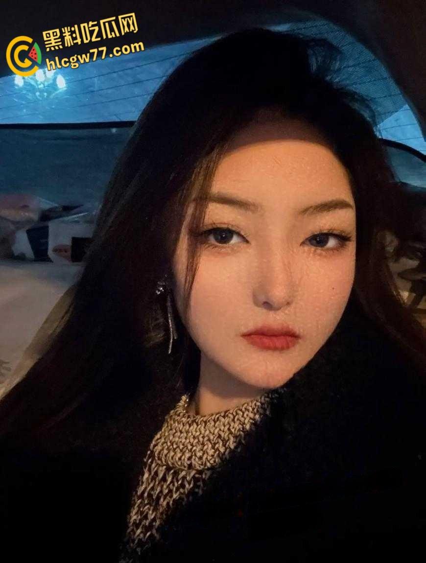 西安高冷模特 何雨薇 邀约摄影师线下私拍 没曾想摄影师耐不住诱惑两人开始激战!