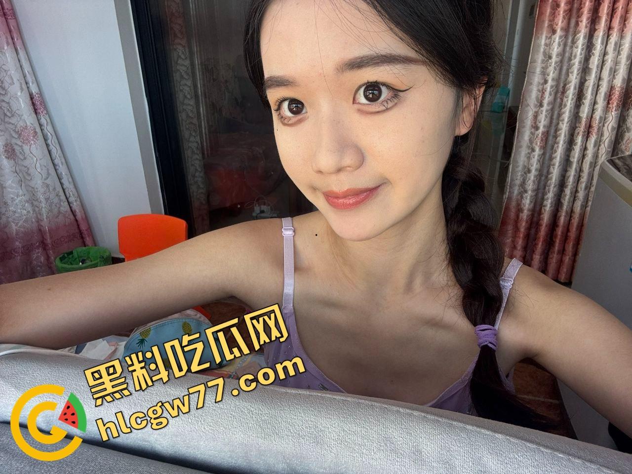 甜妹外表实则骚货体质,新乡小甜妞『钱乐乐』奶大腿白笑得甜,就是阴毛炸得跟小草坪一样!