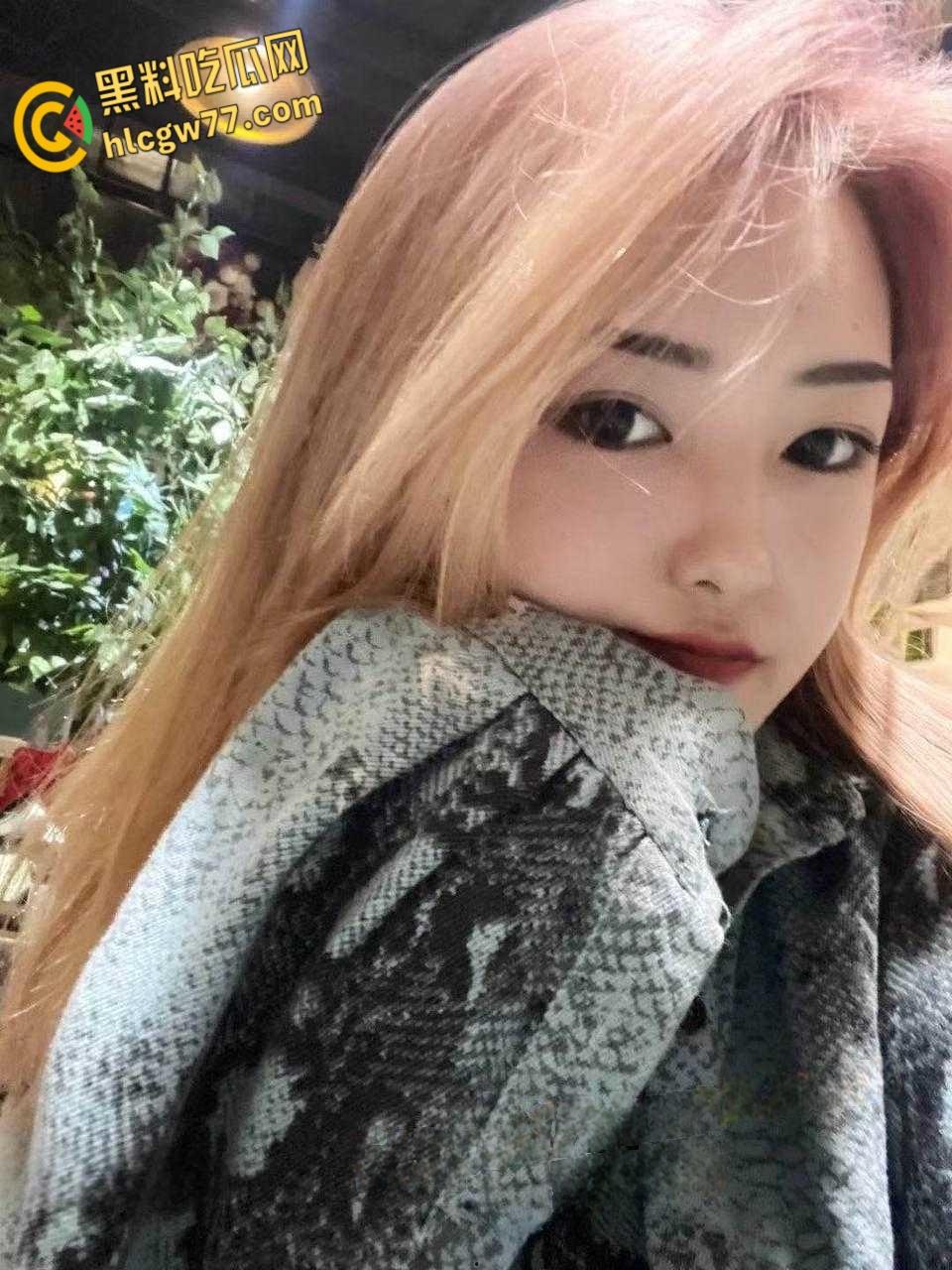 西安高冷模特 何雨薇 邀约摄影师线下私拍 没曾想摄影师耐不住诱惑两人开始激战!