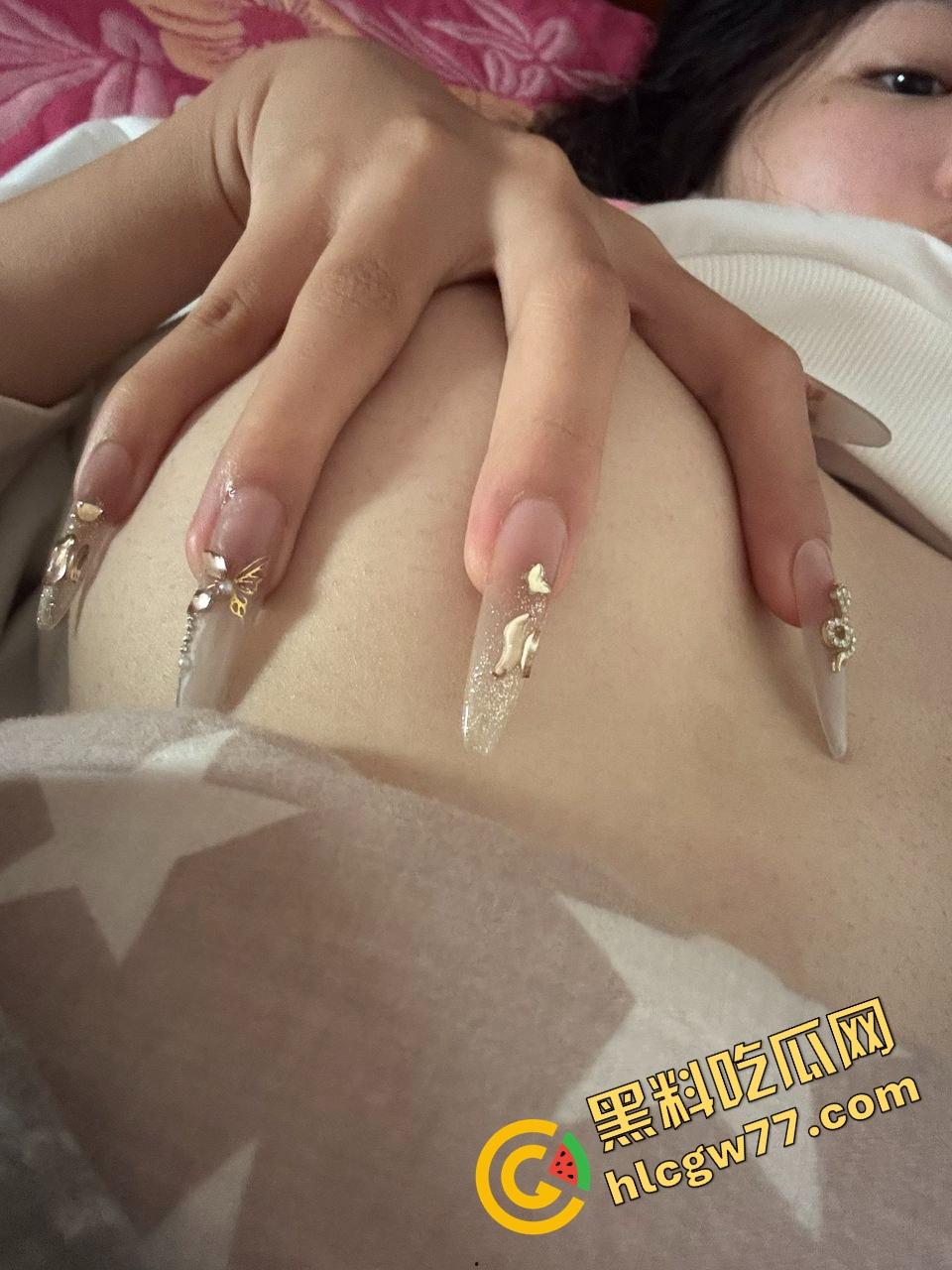 甜妹外表实则骚货体质,新乡小甜妞『钱乐乐』奶大腿白笑得甜,就是阴毛炸得跟小草坪一样!