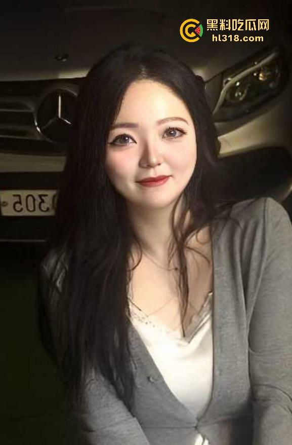 夫妻挑战客厅做爱，正插入猛操时候， 被女儿打开房门撞见了，来不及穿衣只能尴尬互望！