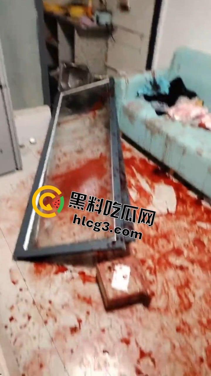 海州血腥夫妻打架现场曝光,门被干倒,血流成河,私密聊天记录全网疯传