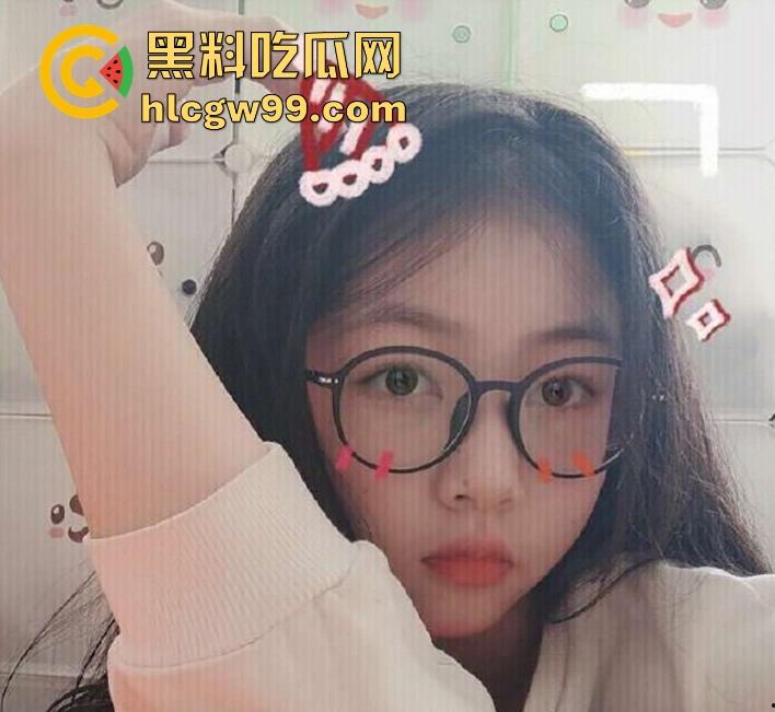 武汉大学反差眼镜女大【林新一】被金主调教视频曝光,各种场合忘我口交,表情销魂口技一流!