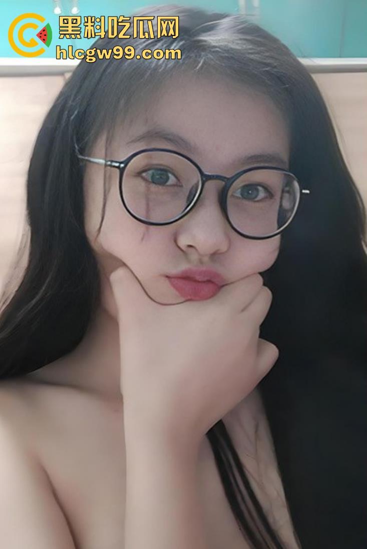 武汉大学反差眼镜女大【林新一】被金主调教视频曝光,各种场合忘我口交,表情销魂口技一流!